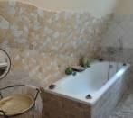 Coating Palladian light travertine and Persian yellow in a bathroom.